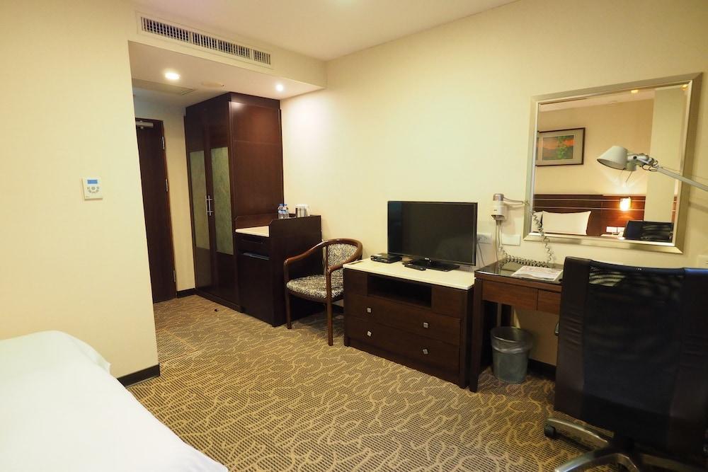 Young Soarlan Hotel - Tainan Bagian luar foto