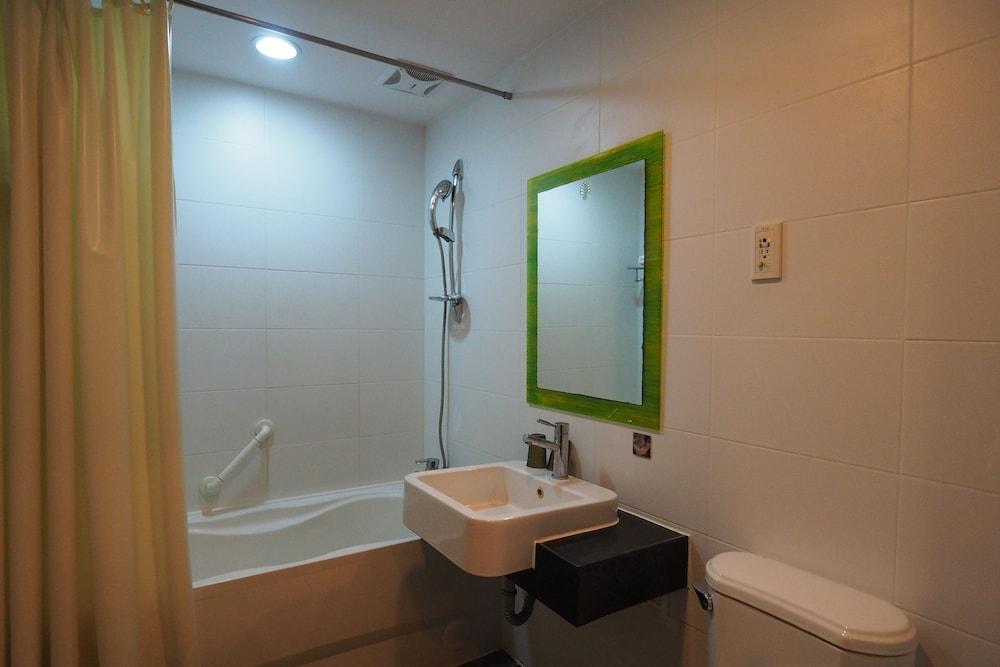 Young Soarlan Hotel - Tainan Bagian luar foto