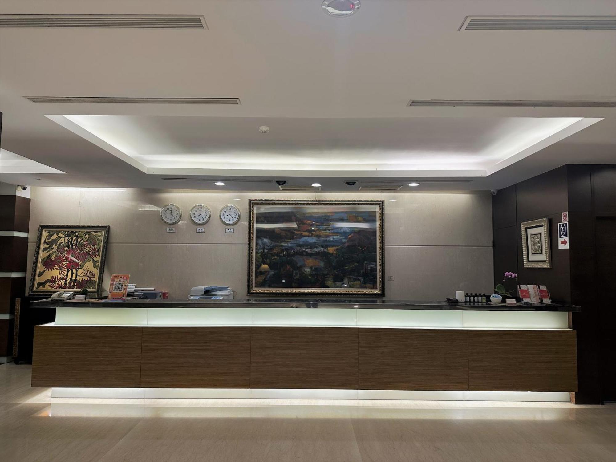 Young Soarlan Hotel - Tainan Bagian luar foto