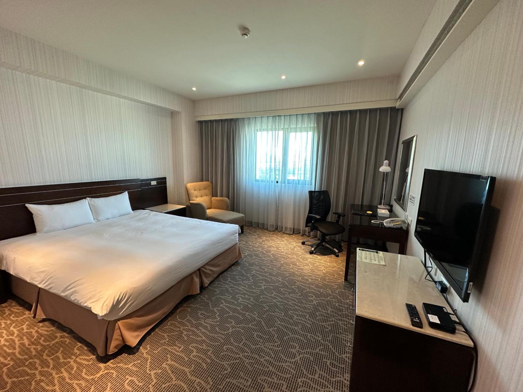 Young Soarlan Hotel - Tainan Bagian luar foto