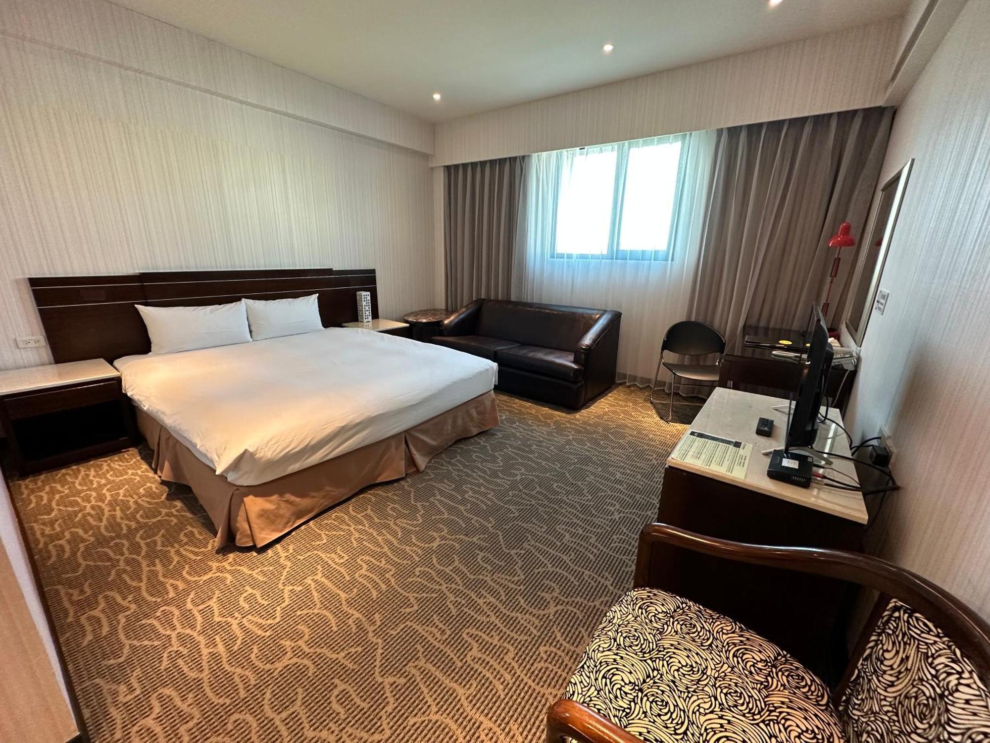 Young Soarlan Hotel - Tainan Bagian luar foto