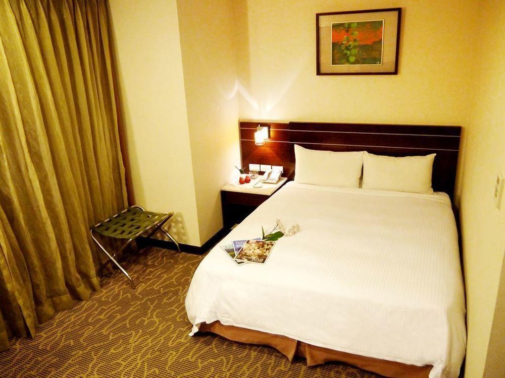 Young Soarlan Hotel - Tainan Bagian luar foto