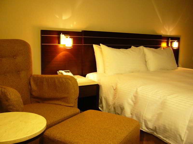 Young Soarlan Hotel - Tainan Bagian luar foto
