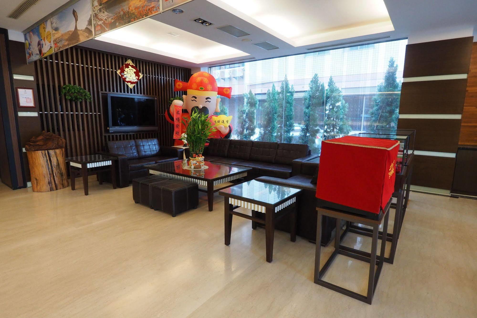 Young Soarlan Hotel - Tainan Bagian luar foto
