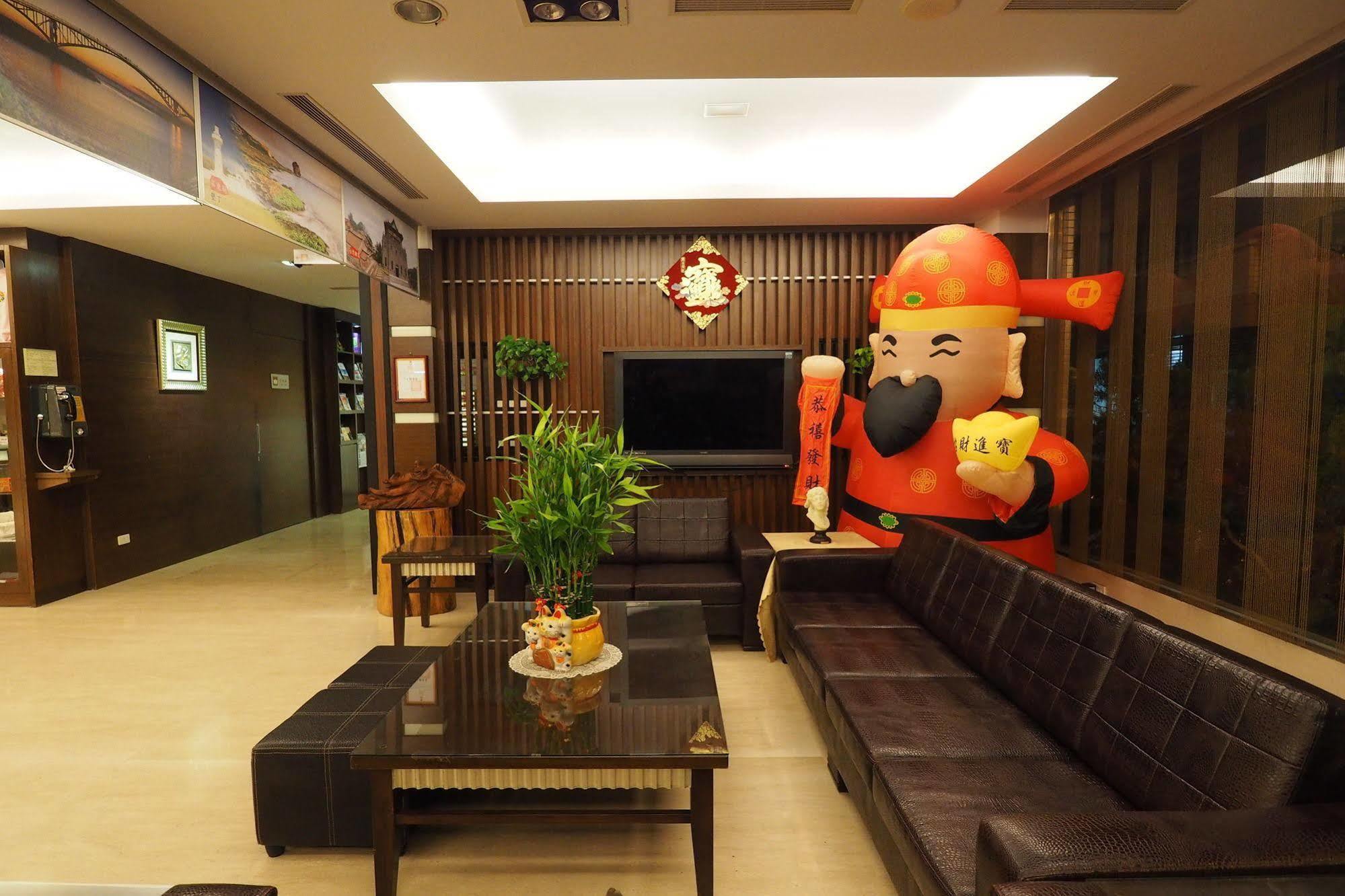 Young Soarlan Hotel - Tainan Bagian luar foto