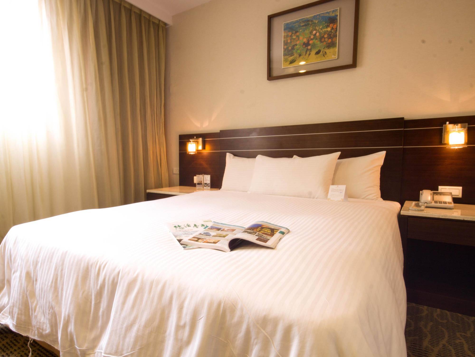 Young Soarlan Hotel - Tainan Bagian luar foto