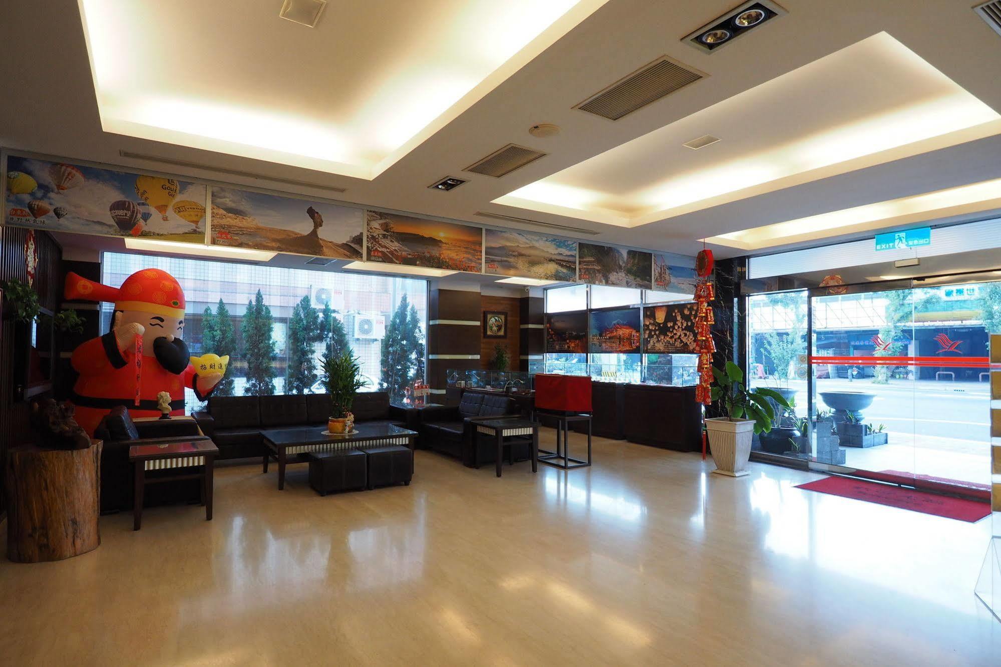 Young Soarlan Hotel - Tainan Bagian luar foto