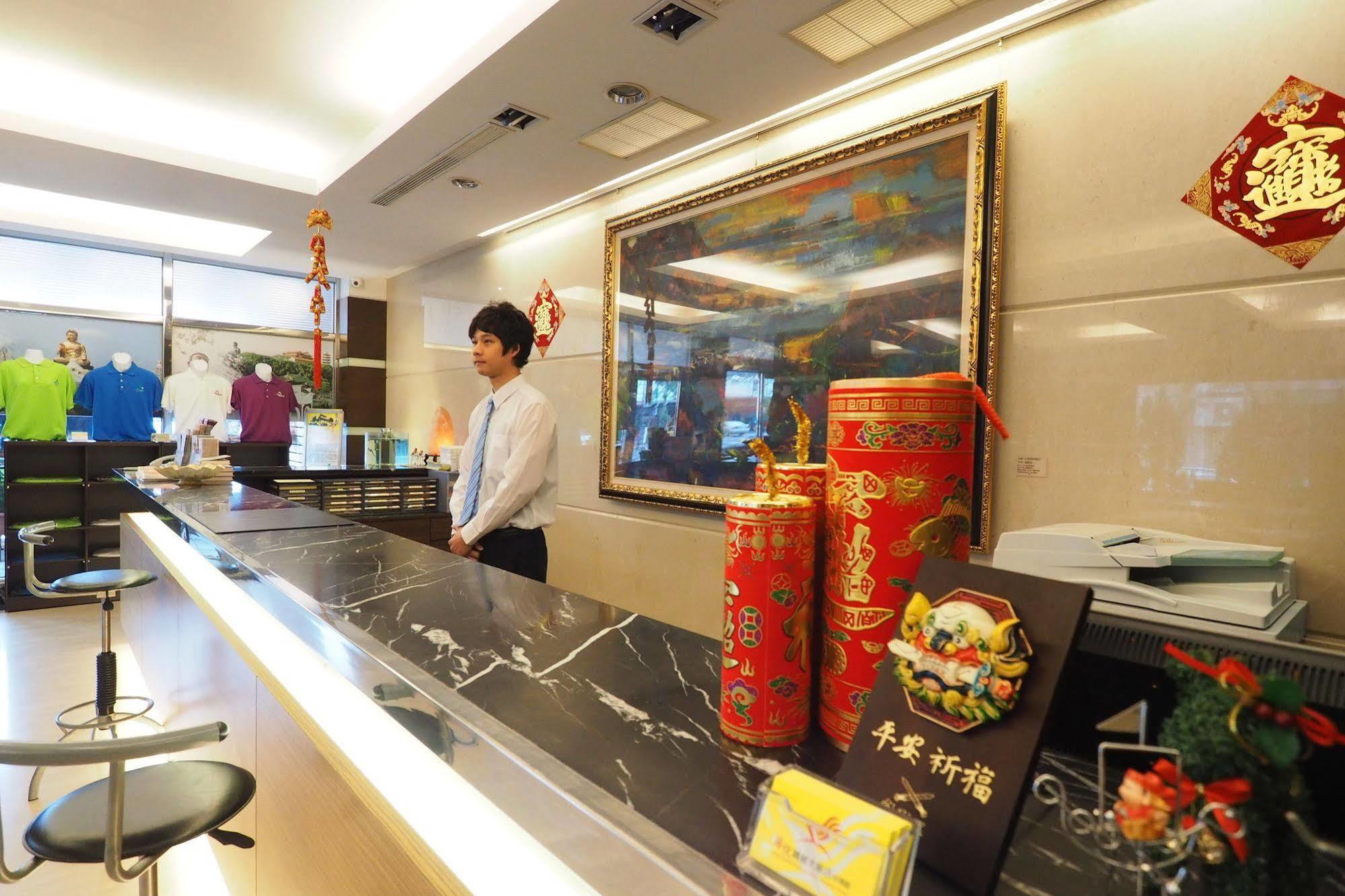 Young Soarlan Hotel - Tainan Bagian luar foto