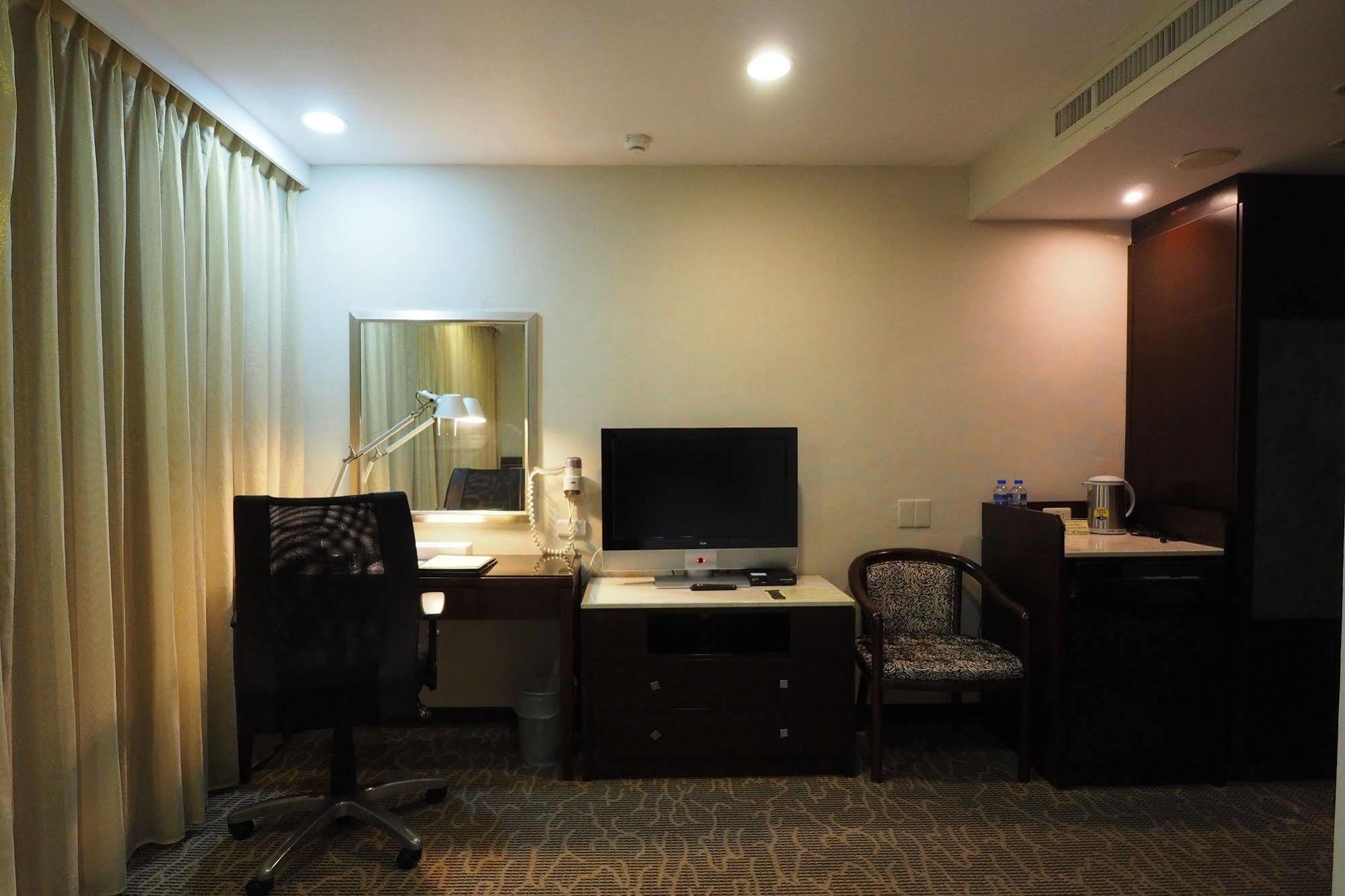Young Soarlan Hotel - Tainan Bagian luar foto