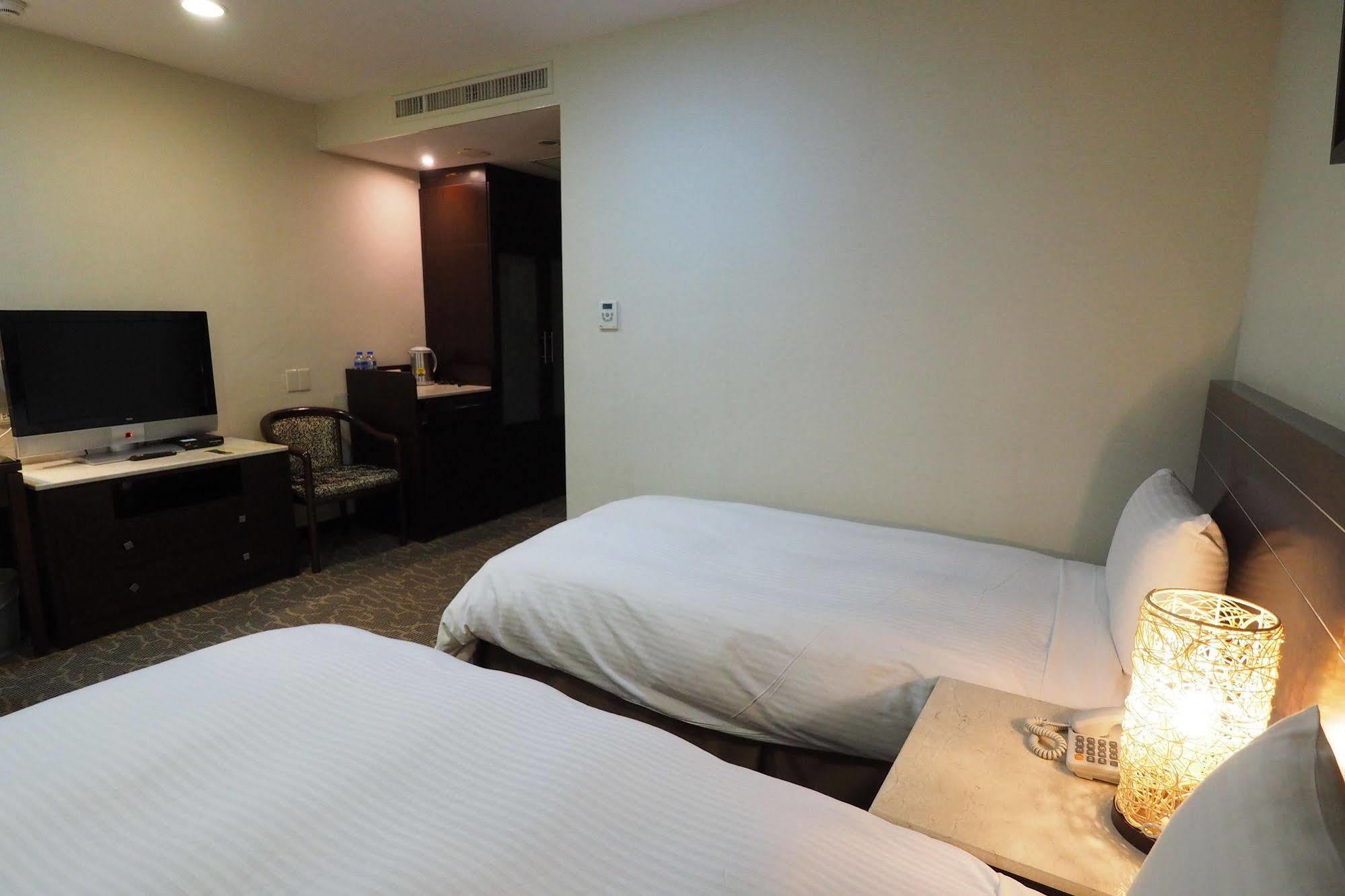 Young Soarlan Hotel - Tainan Bagian luar foto