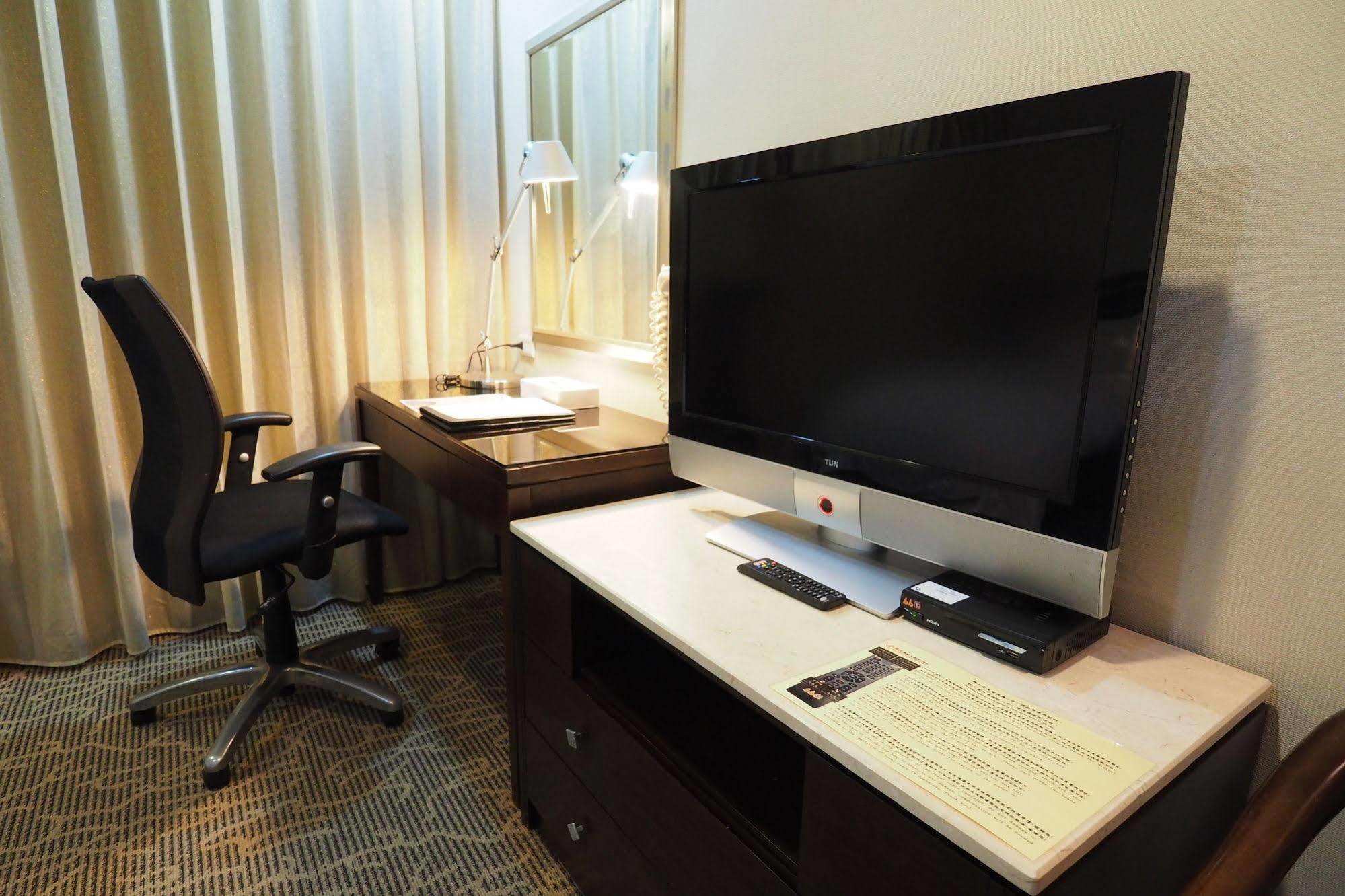 Young Soarlan Hotel - Tainan Bagian luar foto