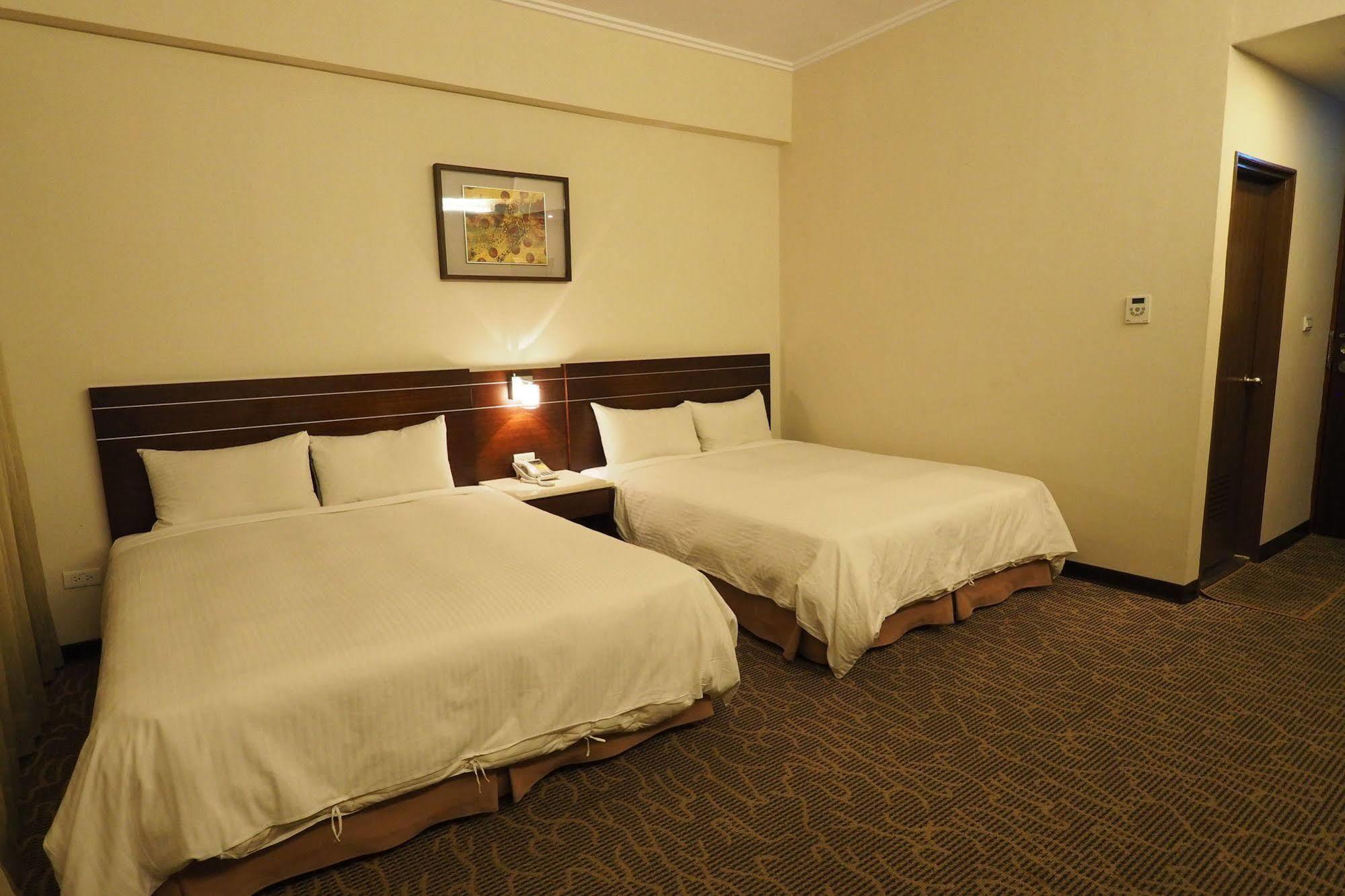 Young Soarlan Hotel - Tainan Bagian luar foto