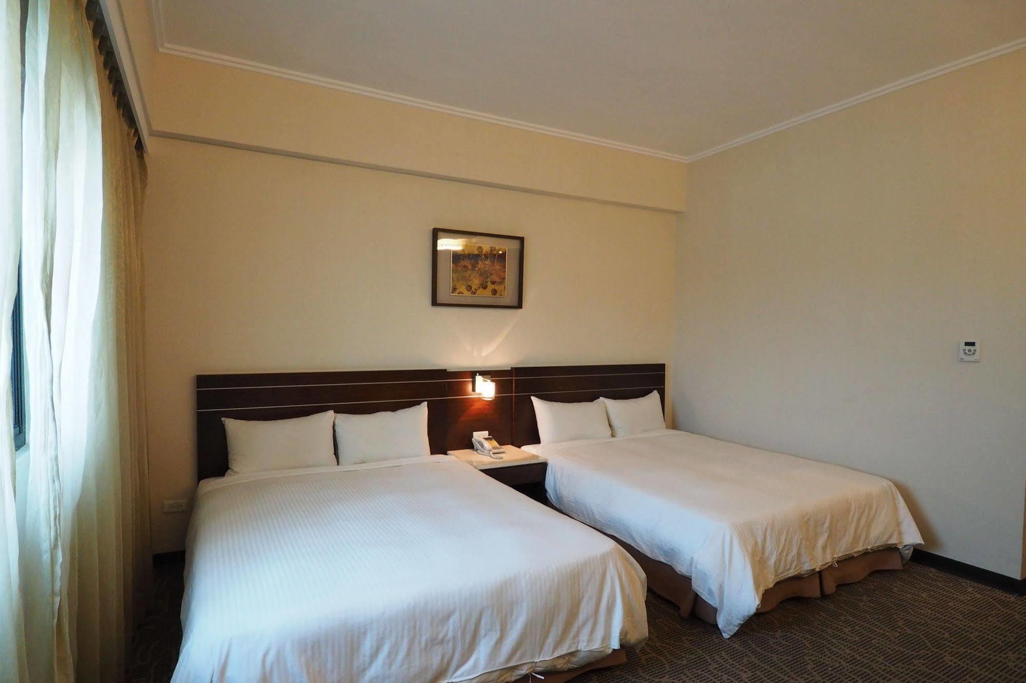 Young Soarlan Hotel - Tainan Bagian luar foto