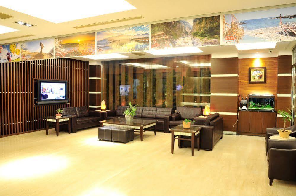 Young Soarlan Hotel - Tainan Bagian luar foto